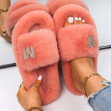 Yeknu Women&#39;s Slippers Fluffy Faux Fur Rhinestone Letter M Decor Slides Flat Sandals Cute Slippers Flip Flops Luxury Shoes Wholesale